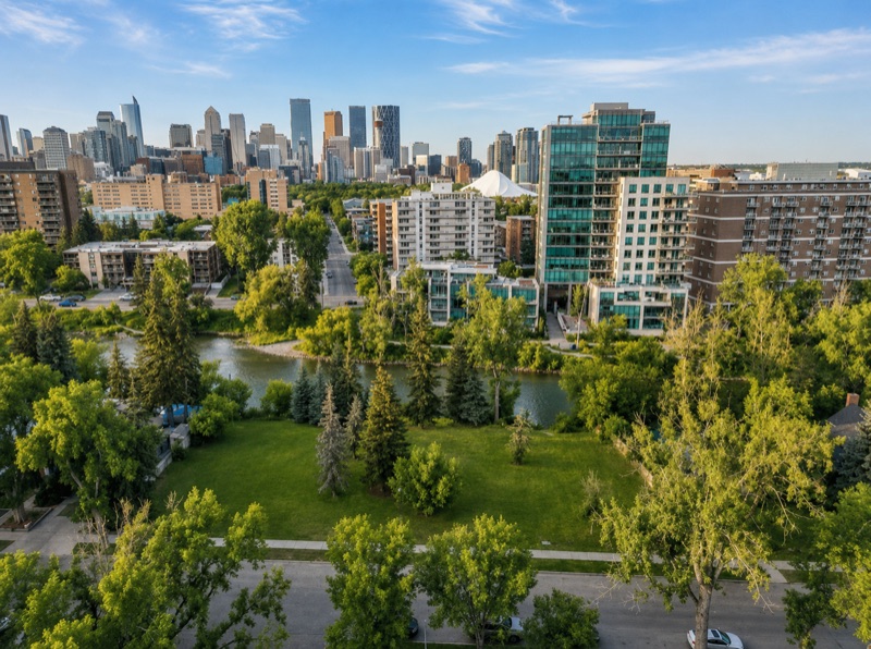 Roxboro estate homes along the Elbow River