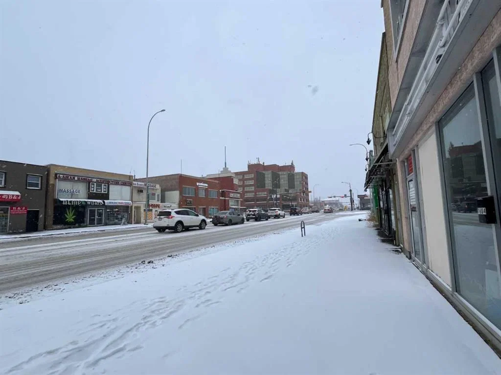 1604 Centre Street NE, Calgary — photo 2 of 6