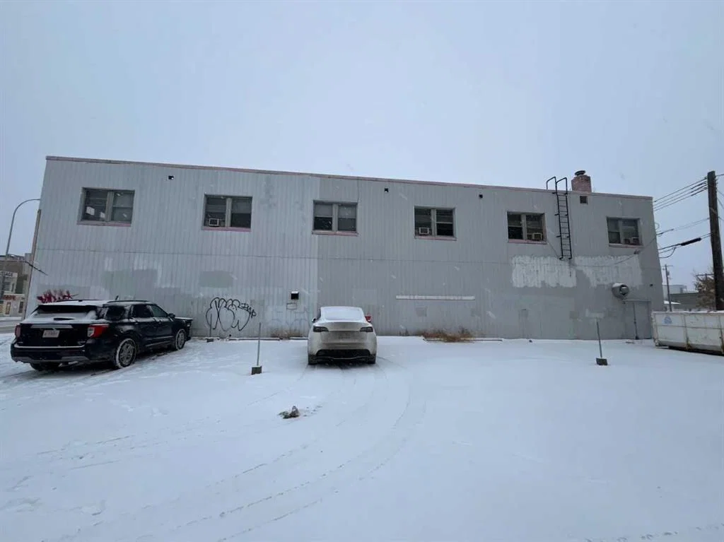 1604 Centre Street NE, Calgary — photo 3 of 6