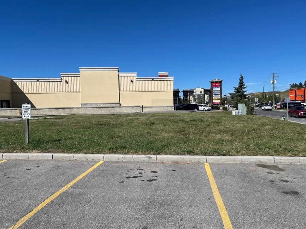 505 Railway Street W, Cochrane — main listing photo