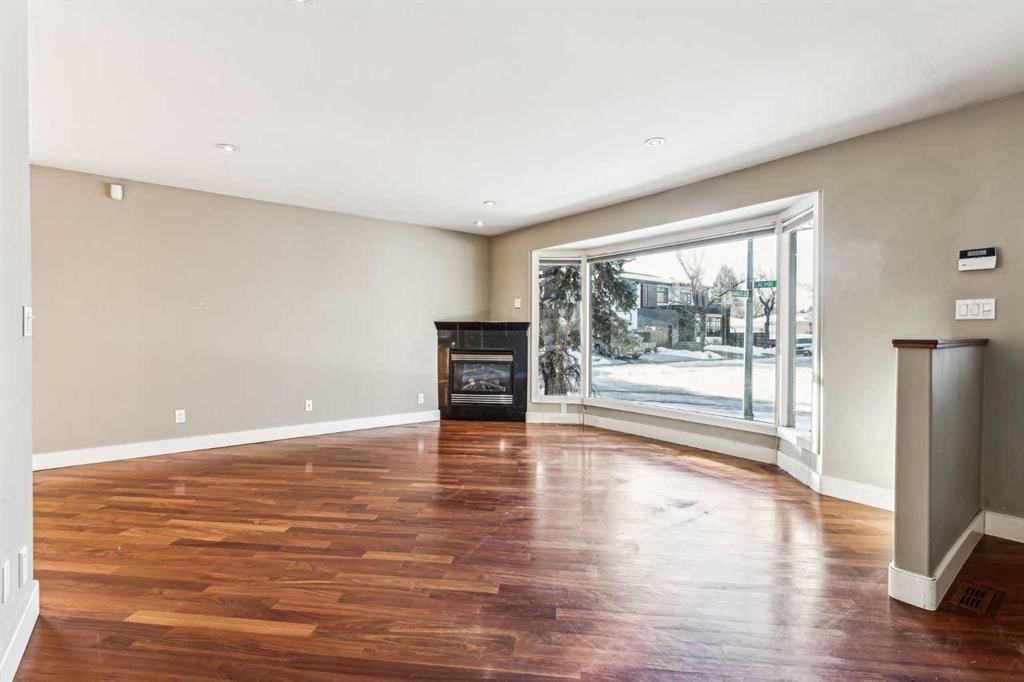 6003 Lacombe Way SW, Calgary — photo 3 of 40