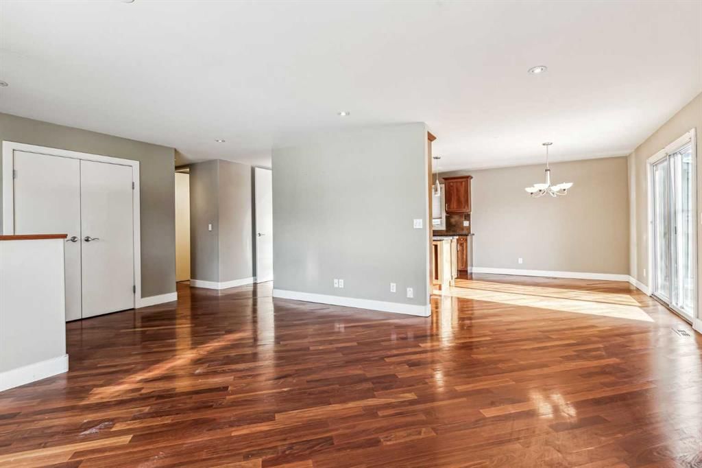 6003 Lacombe Way SW, Calgary — photo 5 of 40
