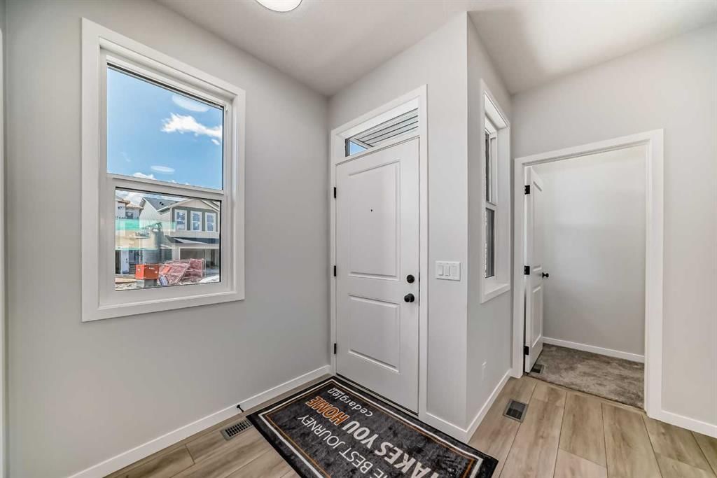 208 Lucas Place NW, Calgary — photo 4 of 38