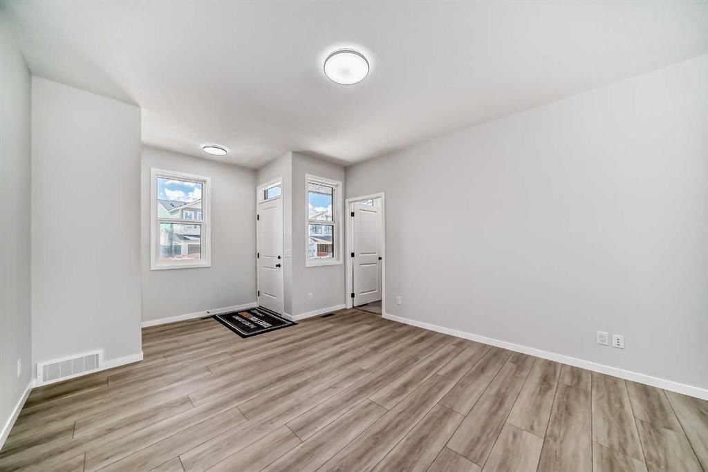 208 Lucas Place NW, Calgary — photo 5 of 38