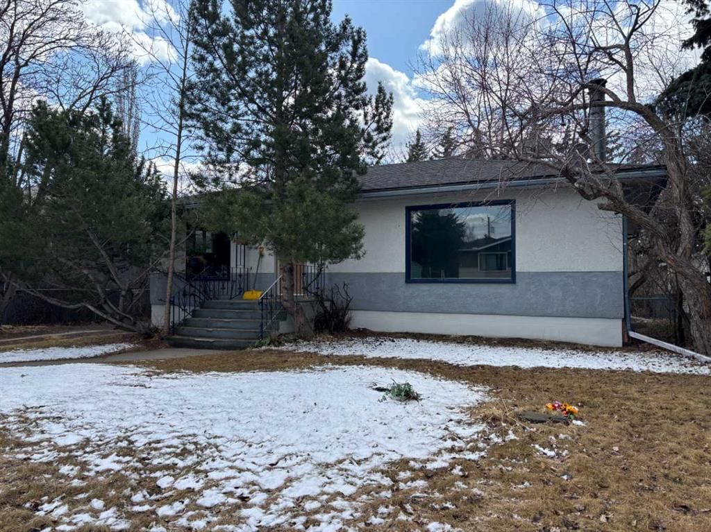 2111 Halifax Crescent NW, Calgary — main listing photo