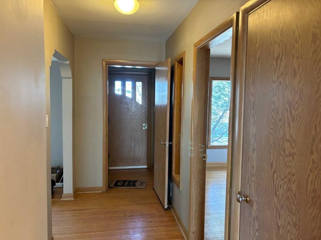 2111 Halifax Crescent NW, Calgary — photo 3 of 43