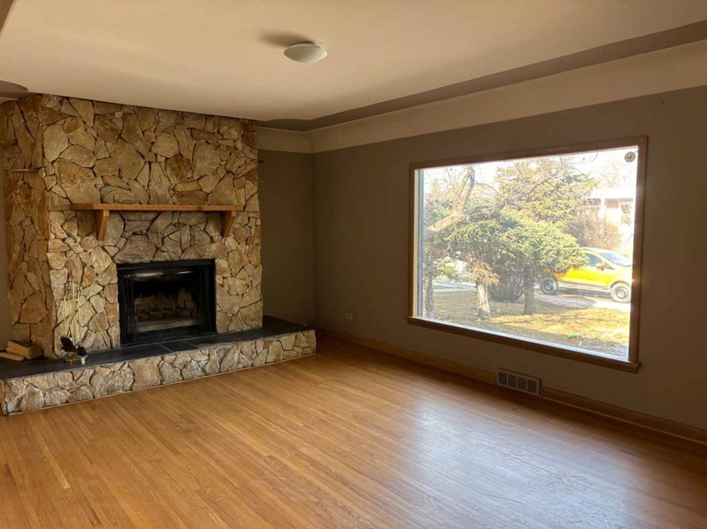 2111 Halifax Crescent NW, Calgary — photo 4 of 43