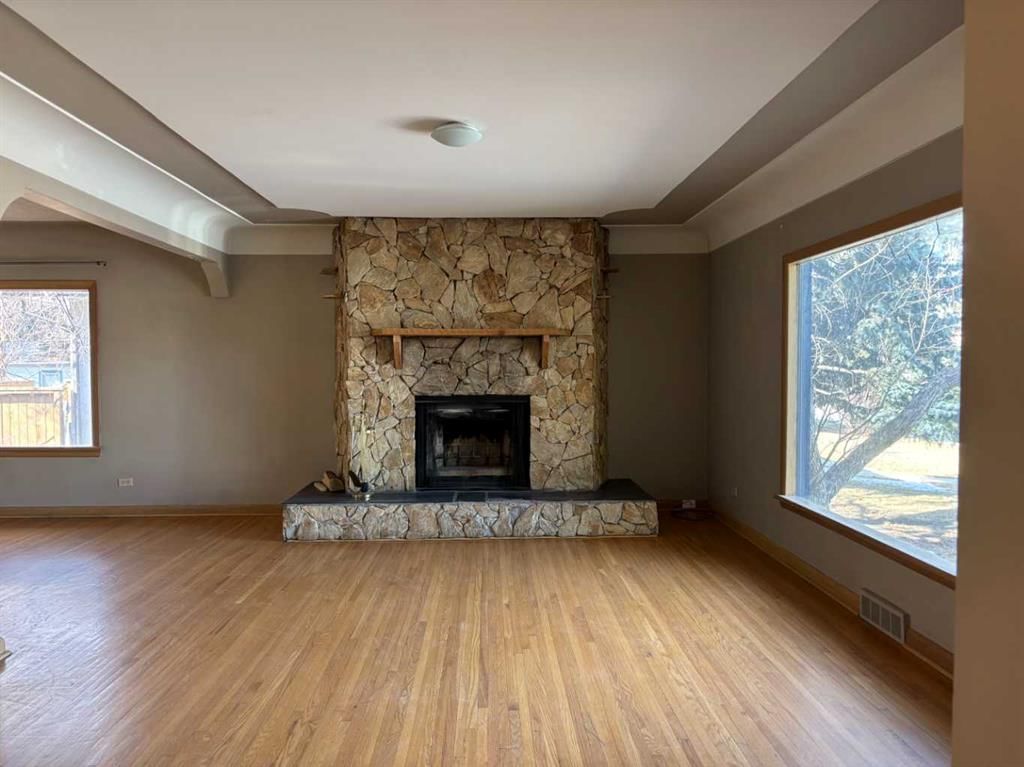 2111 Halifax Crescent NW, Calgary — photo 5 of 43