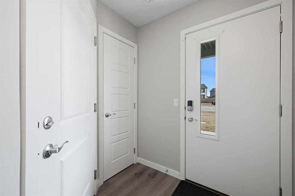 376 210 Avenue SW, Calgary — photo 3 of 29