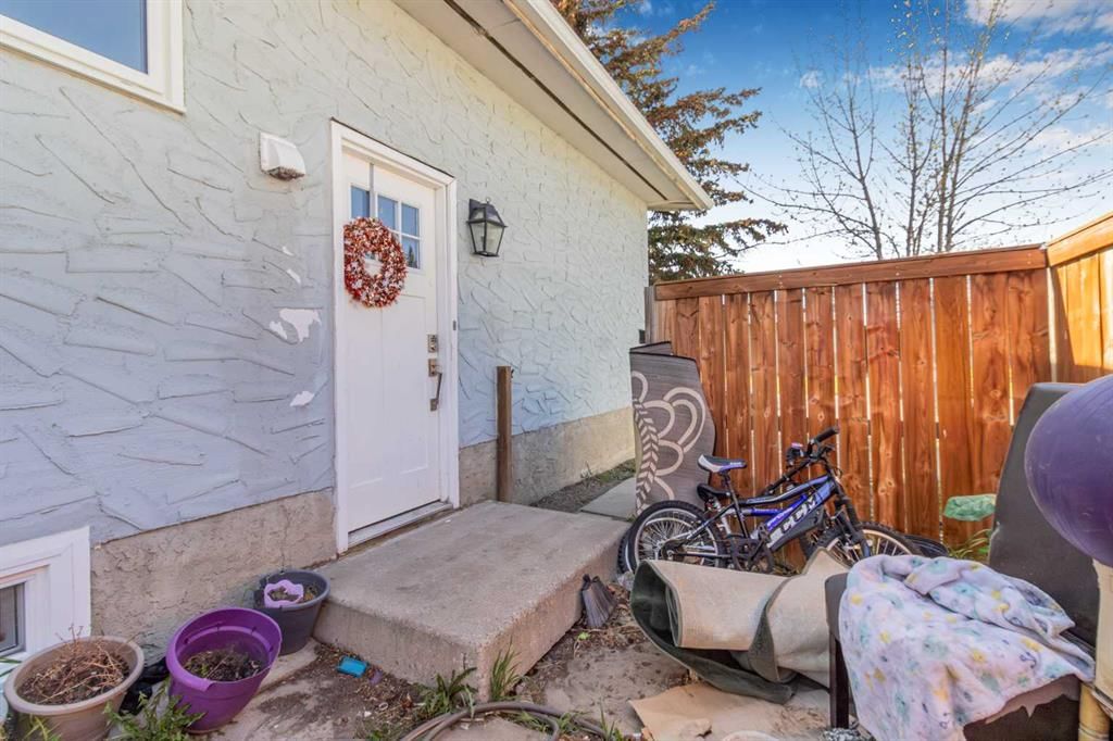 183 Penbrooke Close SE, Calgary — photo 4 of 33