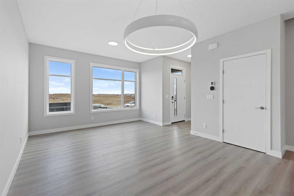 7075 Rangeview Avenue SE, Calgary — photo 3 of 15