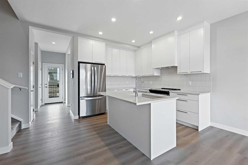 7075 Rangeview Avenue SE, Calgary — photo 4 of 15