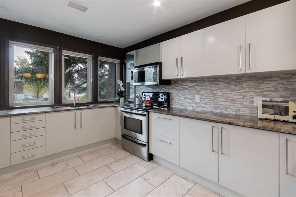 421 30 Avenue NW, Calgary — photo 4 of 43