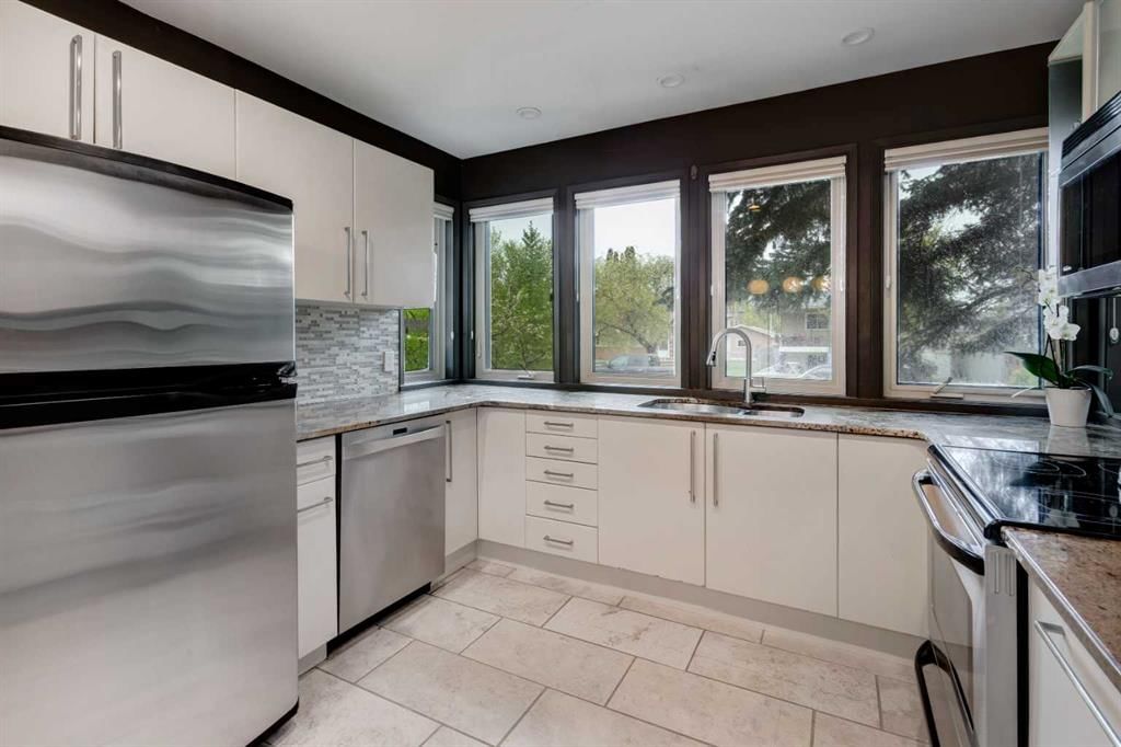 421 30 Avenue NW, Calgary — photo 5 of 43