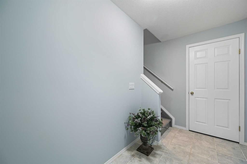 6603 Pinecliff Grove NE, Calgary — photo 4 of 28
