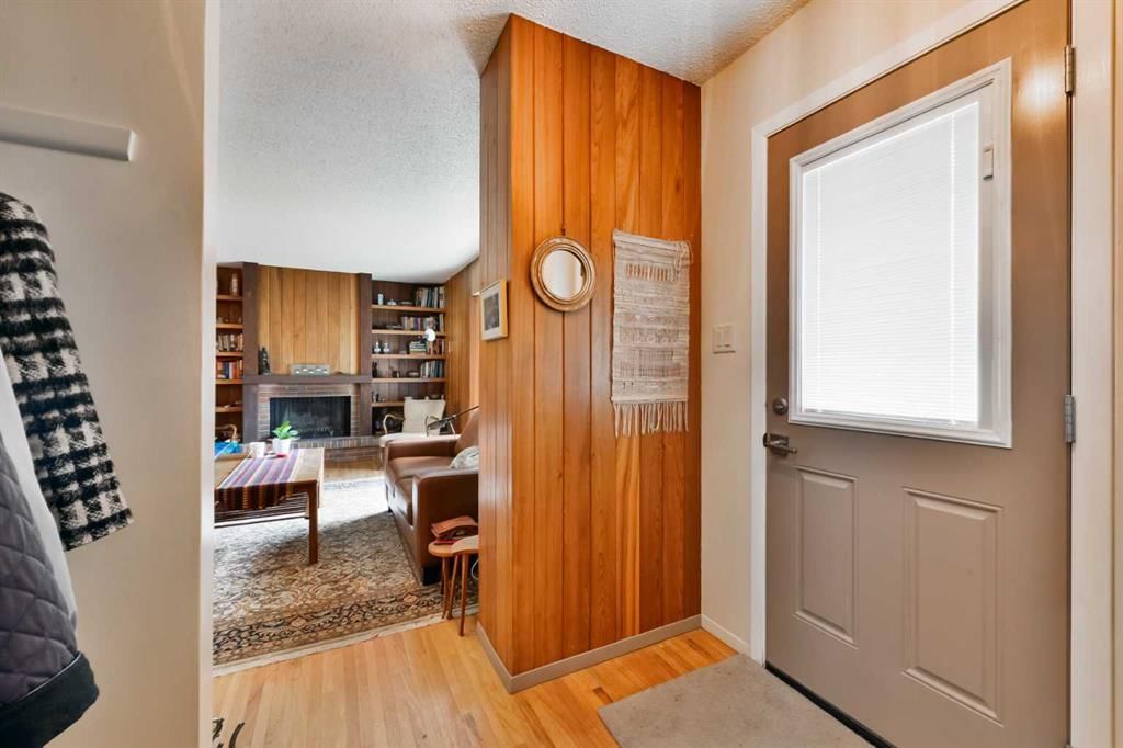 5712 Layzell Road SW, Calgary — photo 3 of 21
