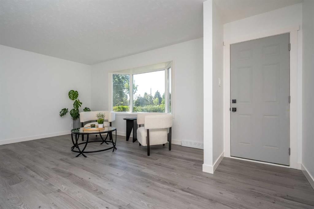 724 80 Avenue SW, Calgary — photo 5 of 39