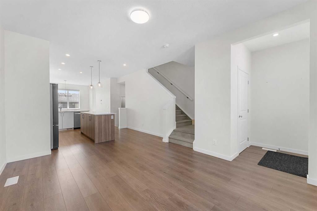 1961 Rangeview Drive SE, Calgary — photo 5 of 36