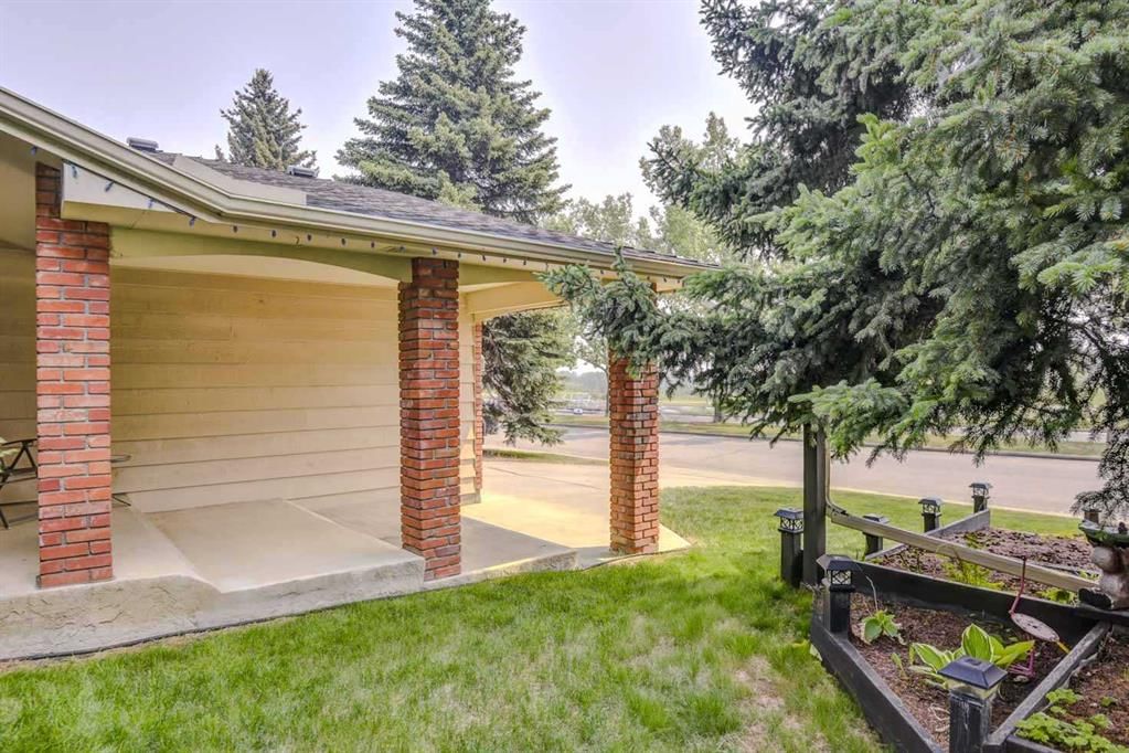 623 Lake Simcoe Close SE, Calgary — photo 2 of 38