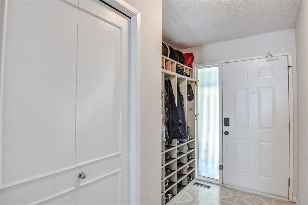 623 Lake Simcoe Close SE, Calgary — photo 4 of 38