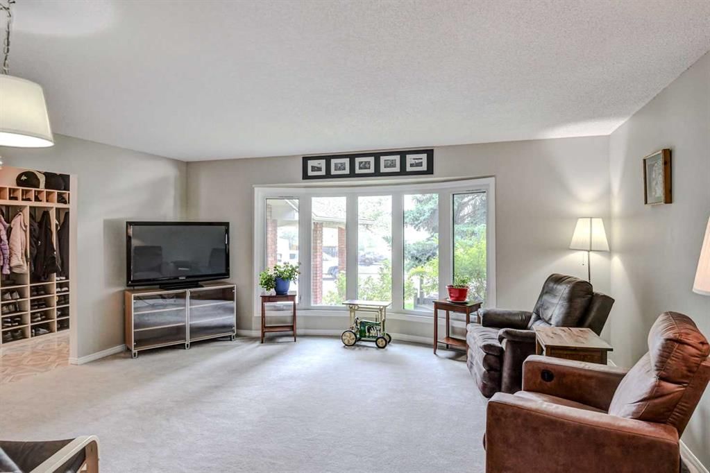 623 Lake Simcoe Close SE, Calgary — photo 5 of 38