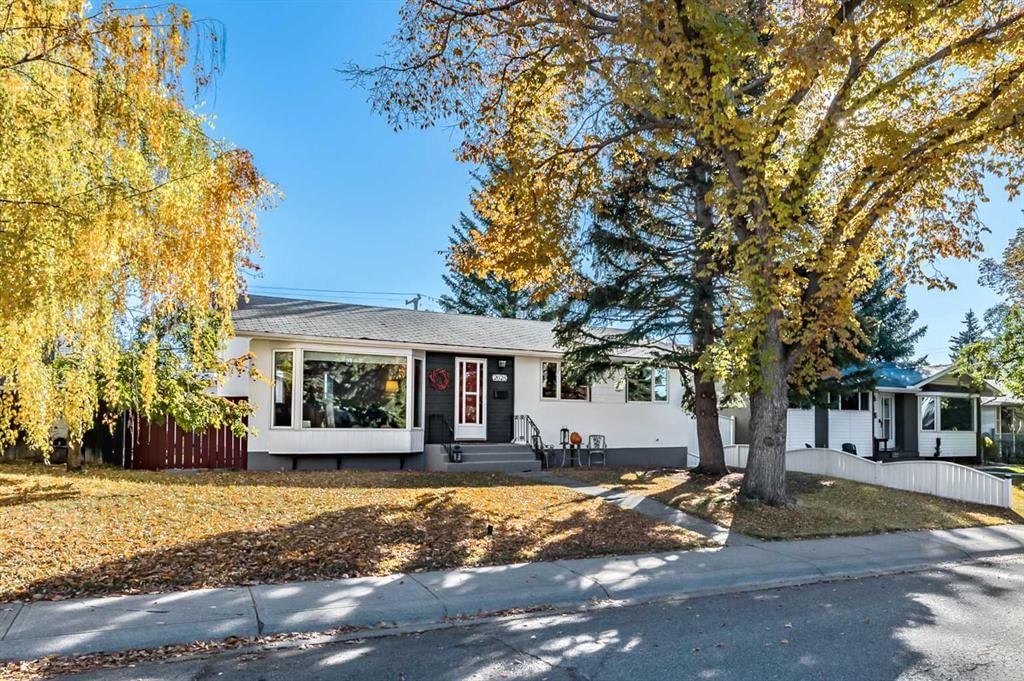 2628 Lionel Crescent SW, Calgary — photo 2 of 44