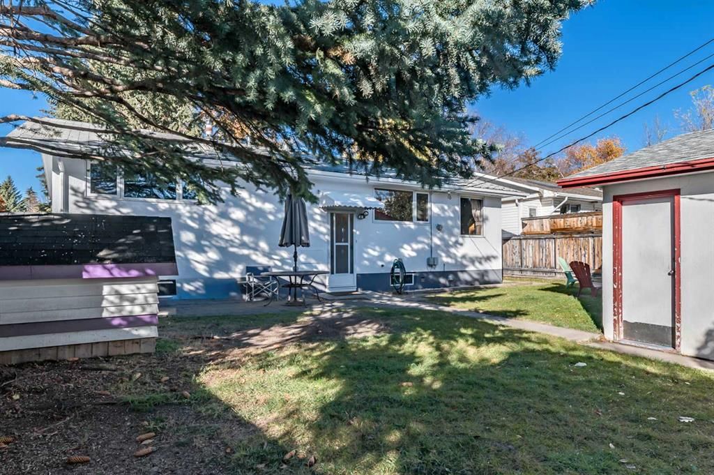 2628 Lionel Crescent SW, Calgary — photo 3 of 44