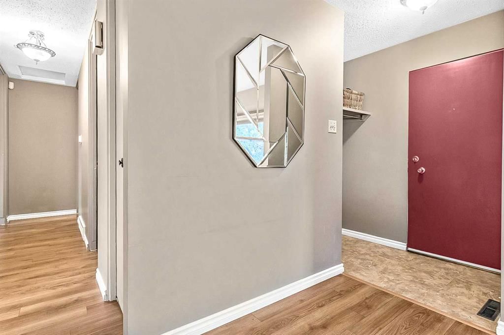 2628 Lionel Crescent SW, Calgary — photo 4 of 44