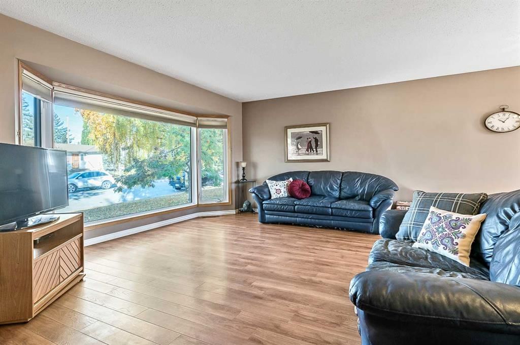 2628 Lionel Crescent SW, Calgary — photo 5 of 44
