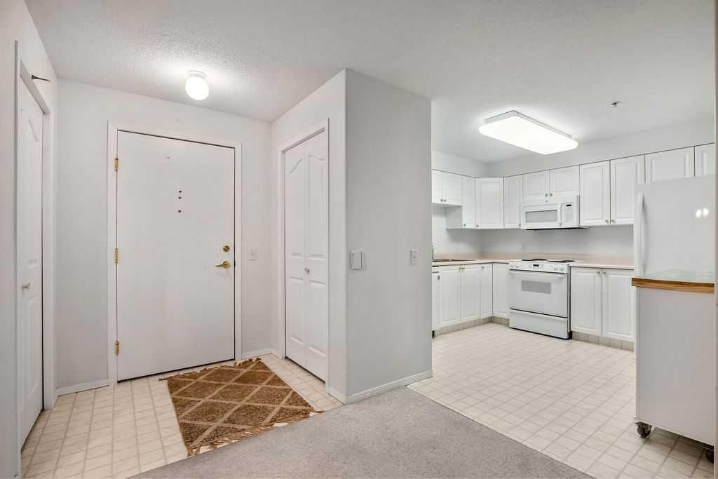 3207 Millrise Point SW, Calgary — photo 3 of 37