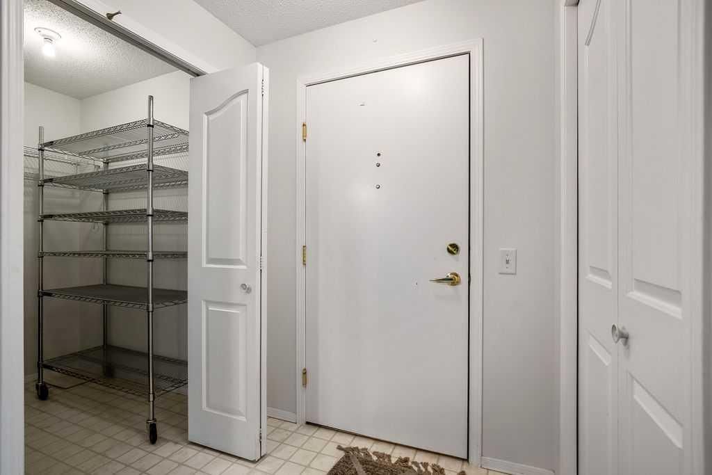 3207 Millrise Point SW, Calgary — photo 4 of 37