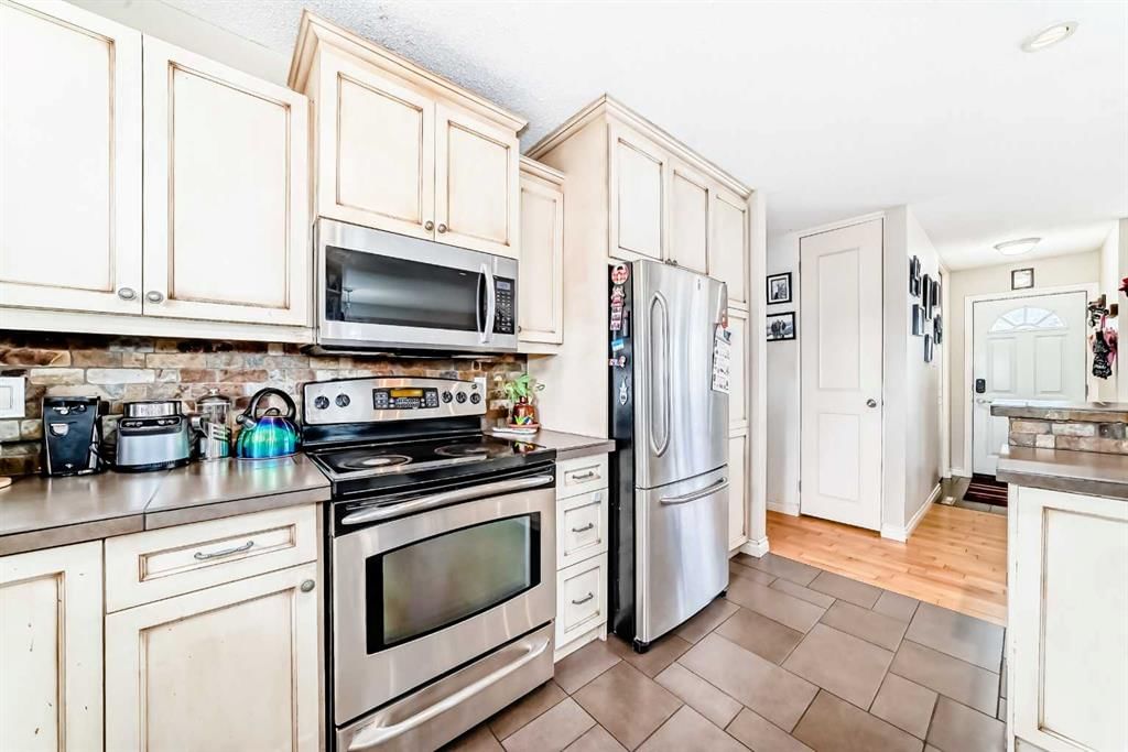 53 Wakefield Drive SW, Calgary — main listing photo