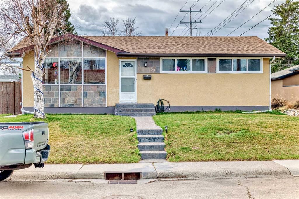 53 Wakefield Drive SW, Calgary — photo 2 of 32