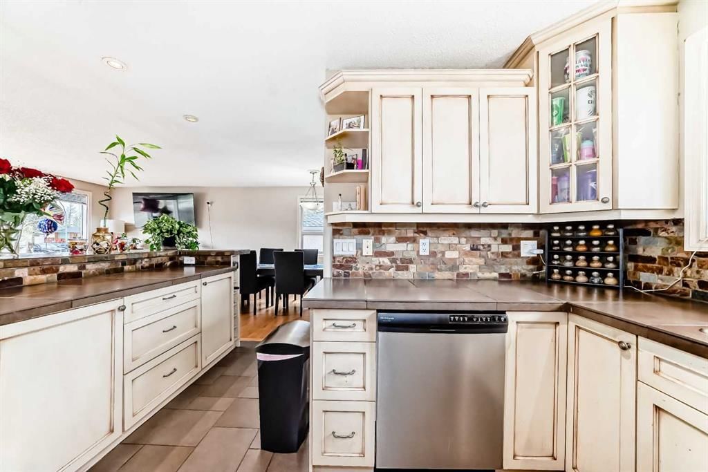 53 Wakefield Drive SW, Calgary — photo 3 of 32