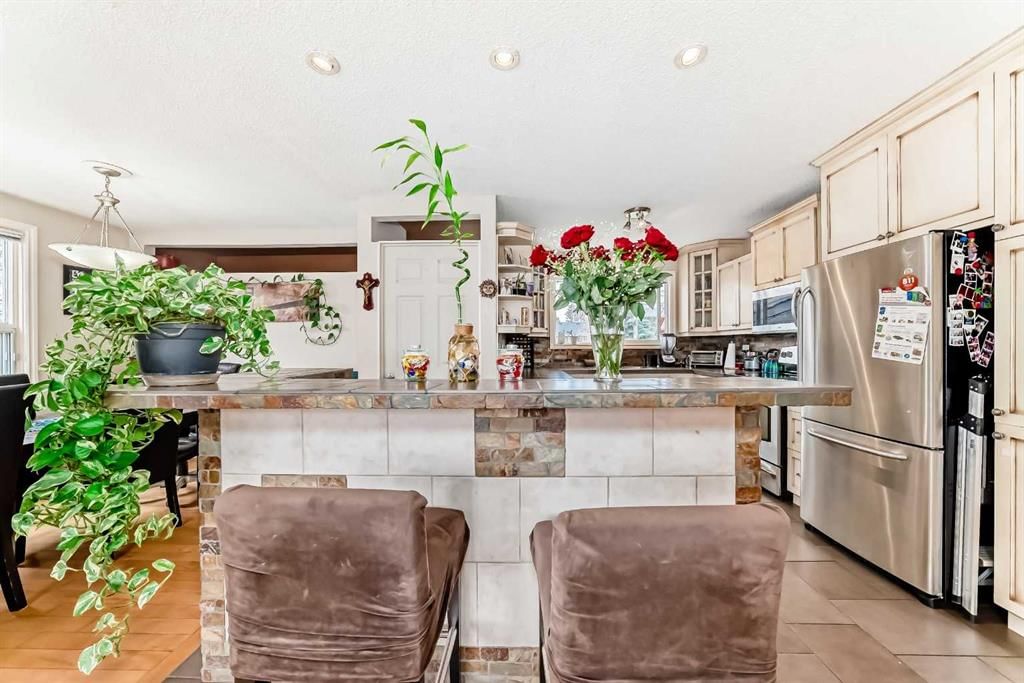 53 Wakefield Drive SW, Calgary — photo 4 of 32