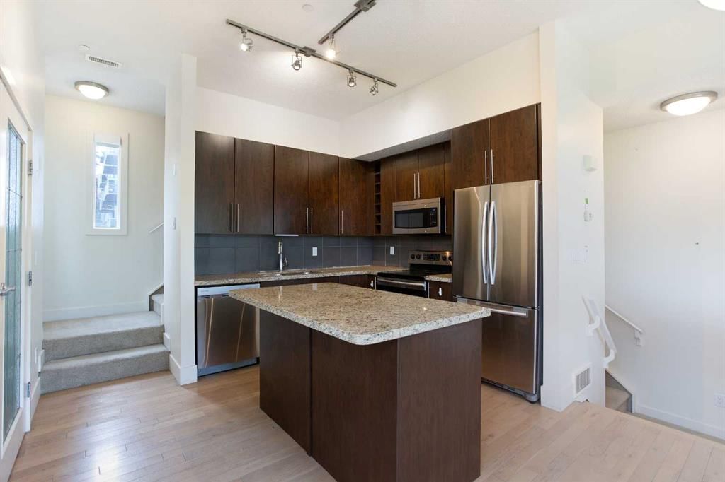 1, 2101 17 Street SW, Calgary — photo 2 of 28