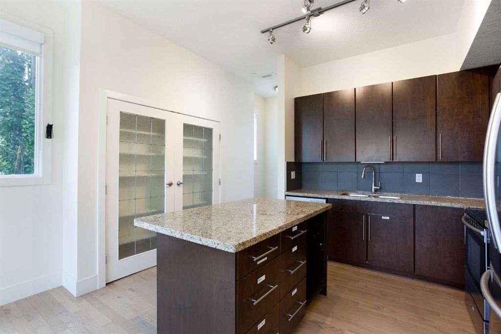 1, 2101 17 Street SW, Calgary — photo 3 of 28