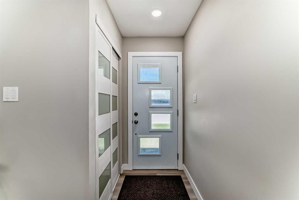 103 Warwick Drive SW, Calgary — photo 3 of 40