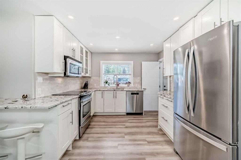 103 Warwick Drive SW, Calgary — photo 4 of 40