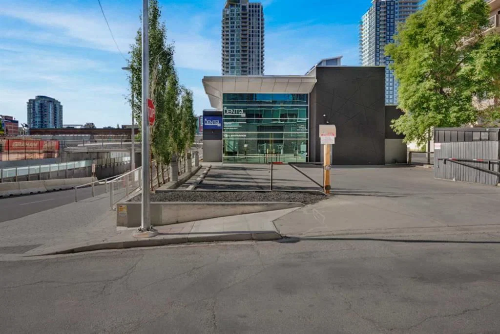 902 9 Avenue SW, Calgary — photo 2 of 25
