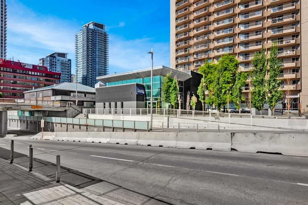 902 9 Avenue SW, Calgary — photo 5 of 25