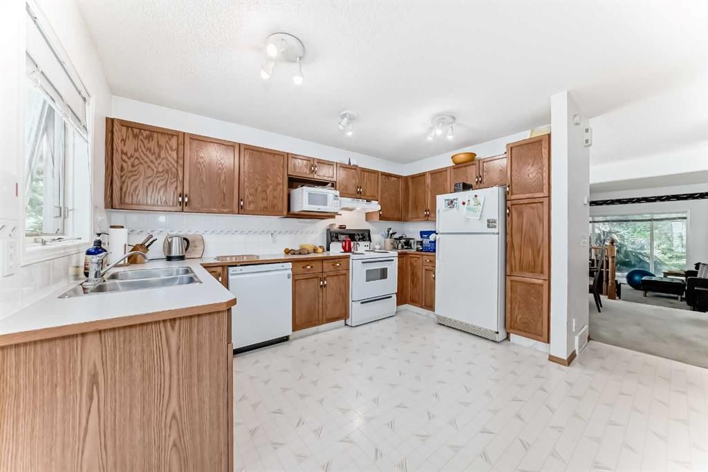 12 Stradwick Rise SW, Calgary — photo 4 of 38