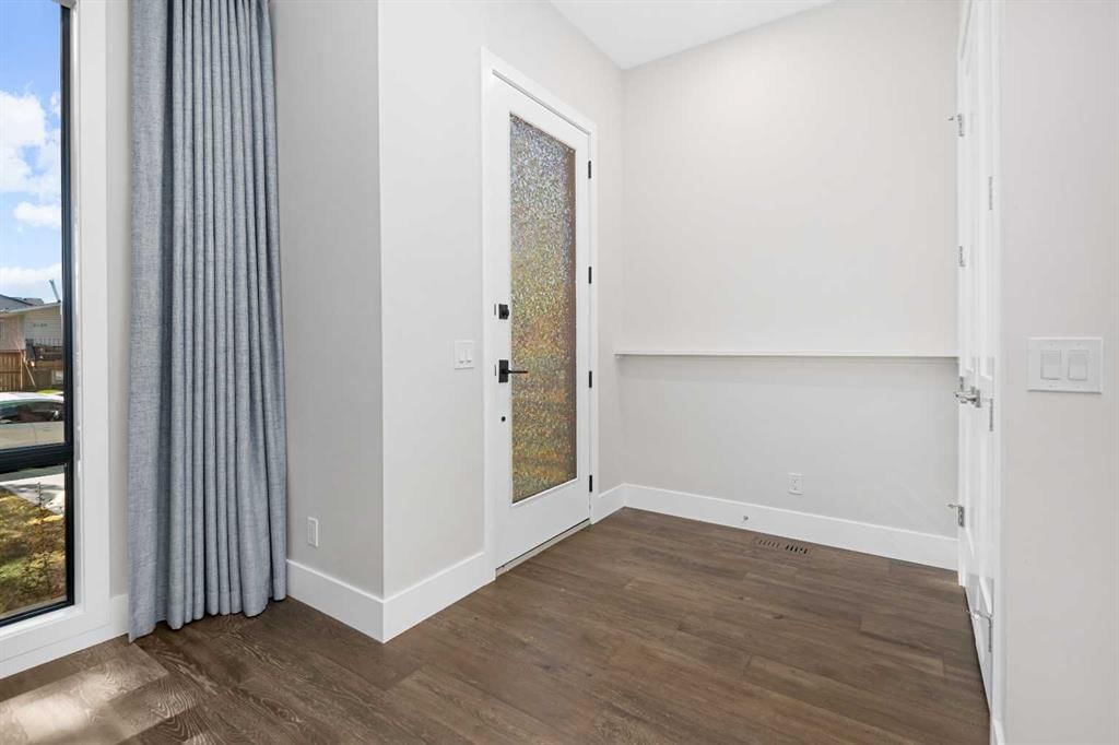 2126A 52 Avenue SW, Calgary — photo 4 of 50