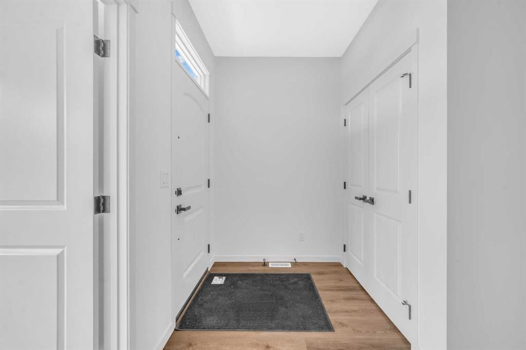 32 Rowmont Common NW, Calgary — photo 5 of 50