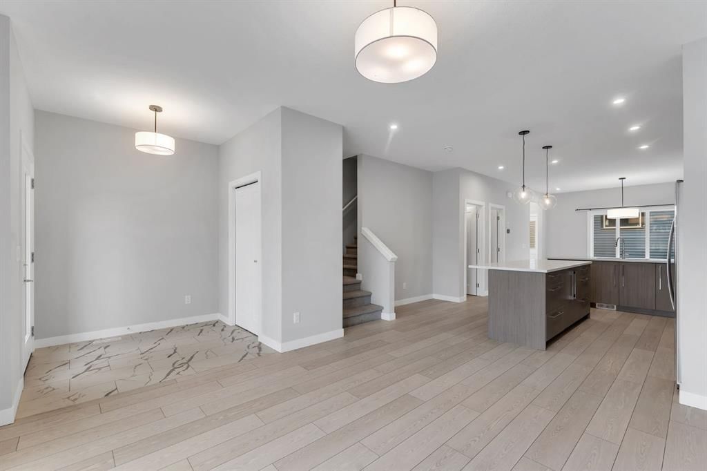 372 Carringvue Place NW, Calgary — photo 5 of 42