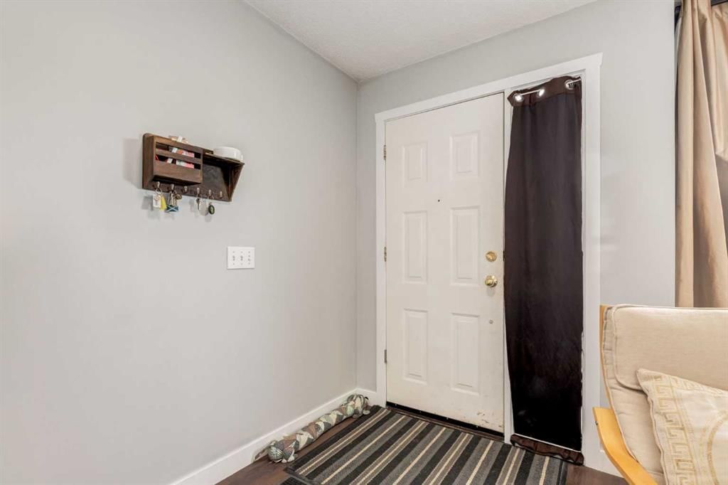 212 Deerview Court SE, Calgary — photo 3 of 37