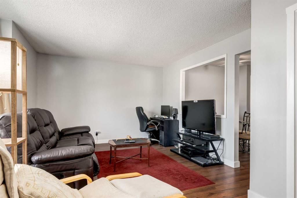 212 Deerview Court SE, Calgary — photo 4 of 37
