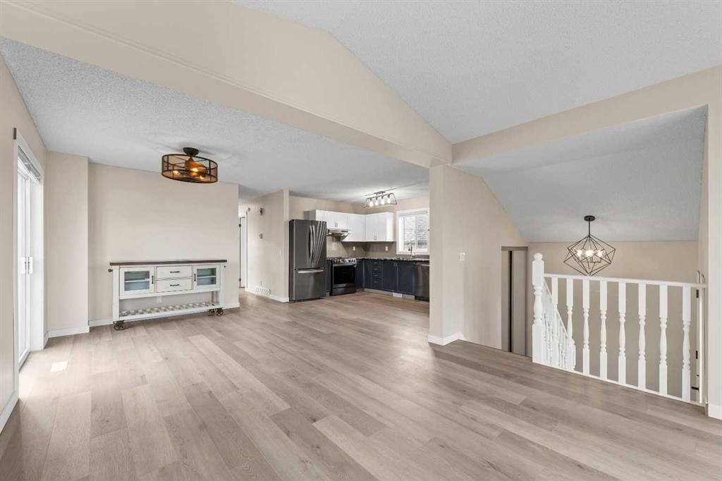 7136 Laguna Way NE, Calgary — photo 5 of 22