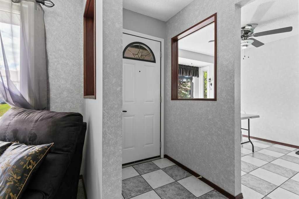 40 Beacham Rise NW, Calgary — photo 4 of 48