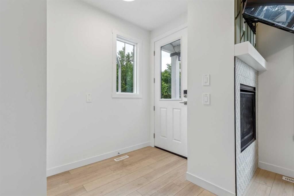 1, 413 13 Avenue NE, Calgary — photo 3 of 33